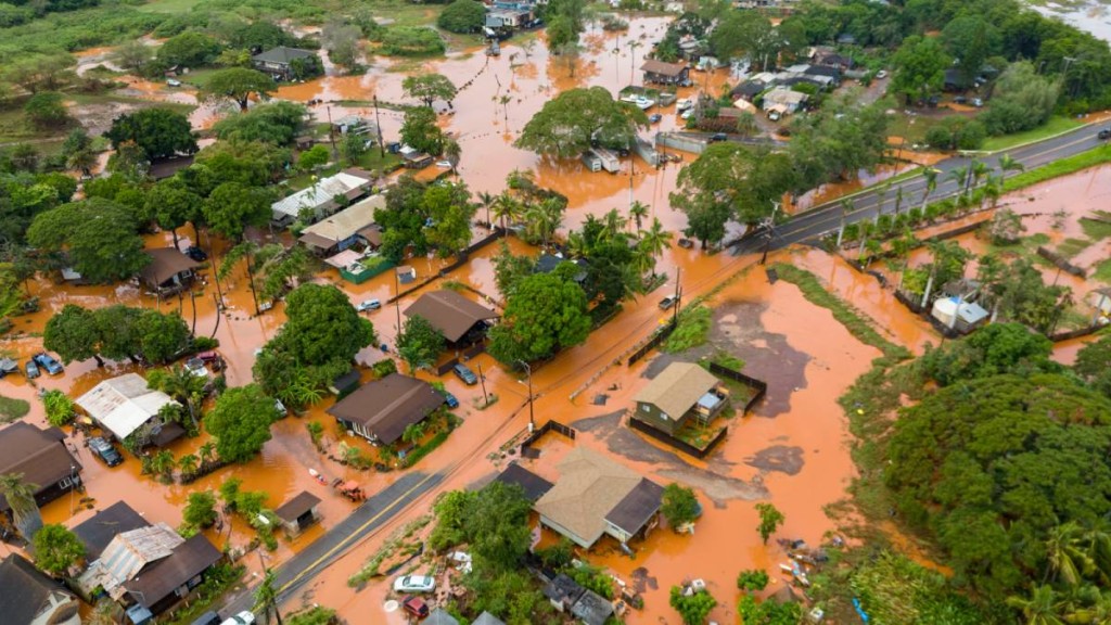 美國夏威夷近日接連遭暴雨侵襲，多處地方成為澤國。（美聯社）