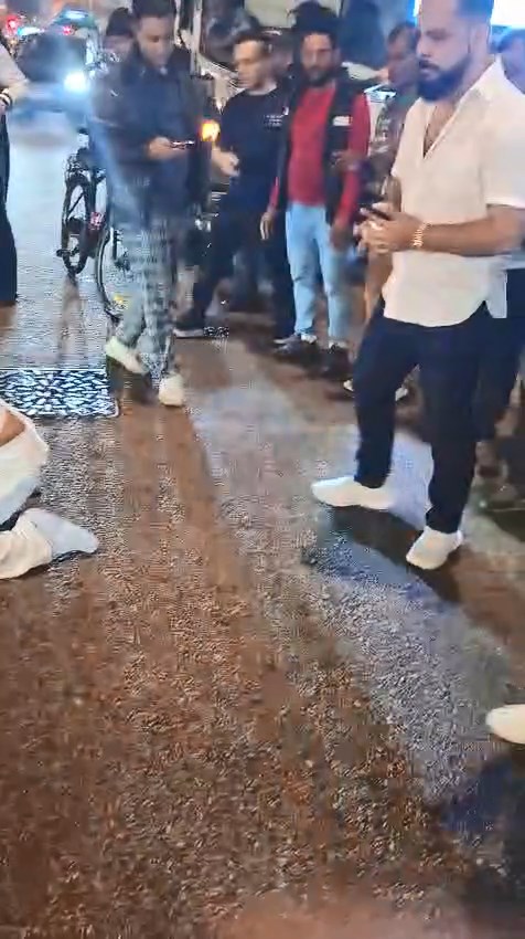 多名非華裔男子圍觀。網上片段截圖