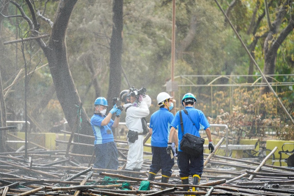 災難遇害者辨認組（DVIU）、鑑證科、機動部隊和各總區刑事部人員今日進入火場進行善後工作。香港警察fb圖片