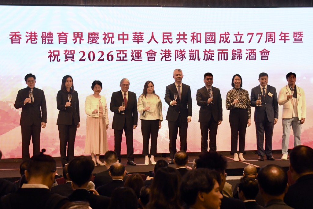 一眾嘉賓在台上一同合照及祝酒。楊駿堯攝