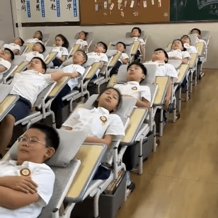 外交部發言人毛寧X平台分享中國校園「午睡神器」。 