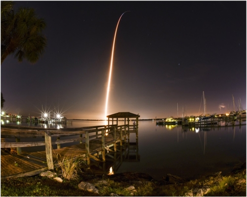 猎鹰9号火箭和可载人飞龙号太空船发射升空。AP 