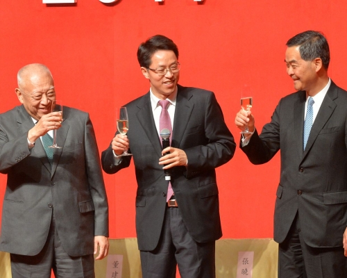 董建华、张晓明、梁振英。 伍明辉摄