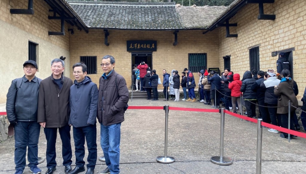 游客在毛泽东故居前留影。　星岛记者摄