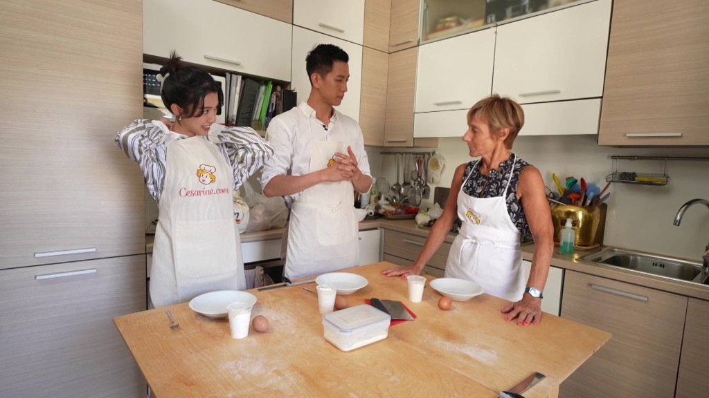 兩人跟當地家庭主婦學煮地道意大利菜。