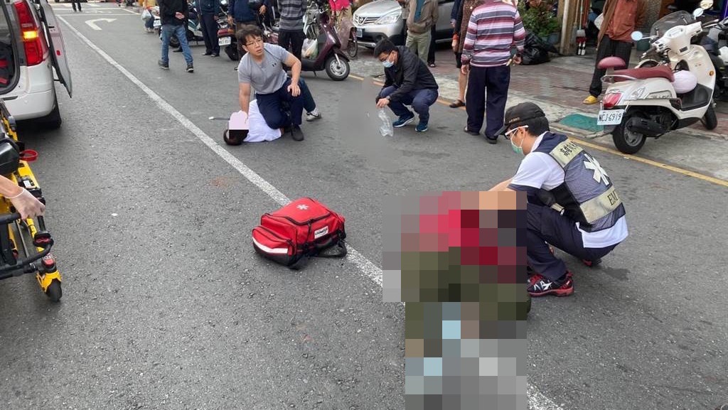 殺紅眼！高雄恐怖魚販當街砍殺女友 警到場仍「繼續捅」