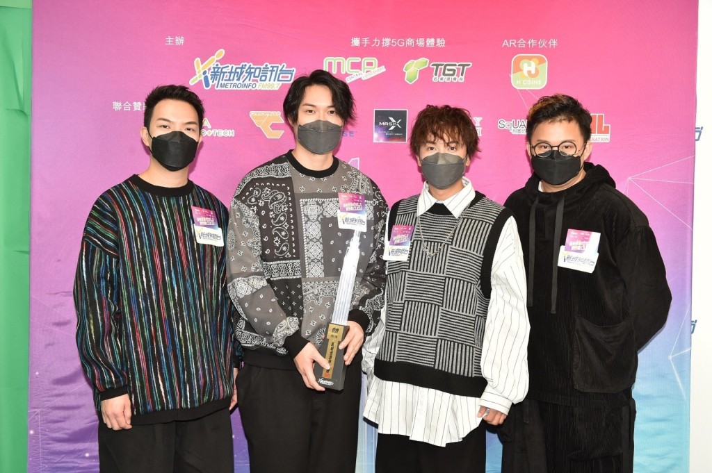 樂隊ToNick早前接受電台訪問,獲主持人驚喜頒發「勁爆樂隊」獎。