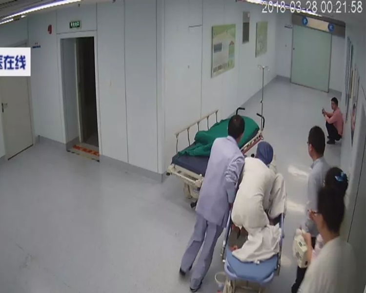 王越男當晚跪着救嬰兒。網圖