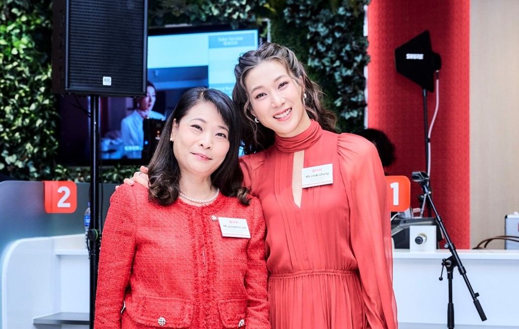 OCBC华侨银行香港宏富理财品牌大使钟嘉欣小姐亲身导览分行，分享生活化银行的崭新体验。