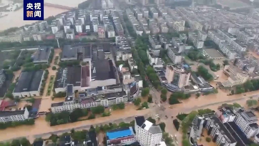 平江县半个县城被水淹。