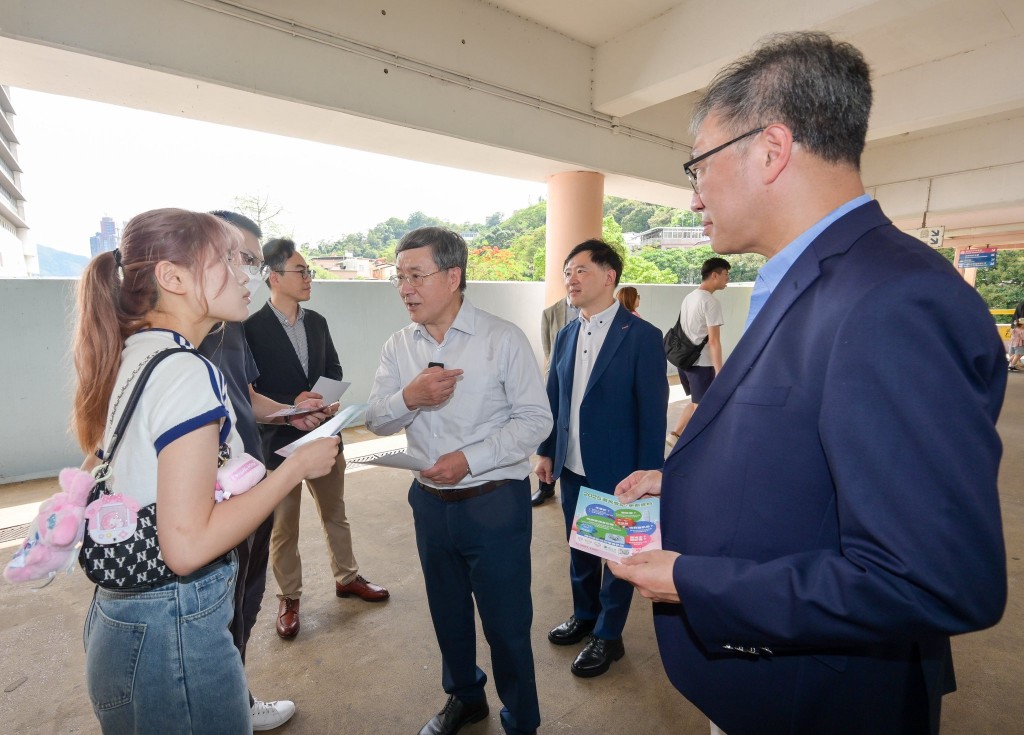 卓永興即場建議青年登記做選民。卓永興fb 卓永興即場建議青年登記做選民。卓永興fb