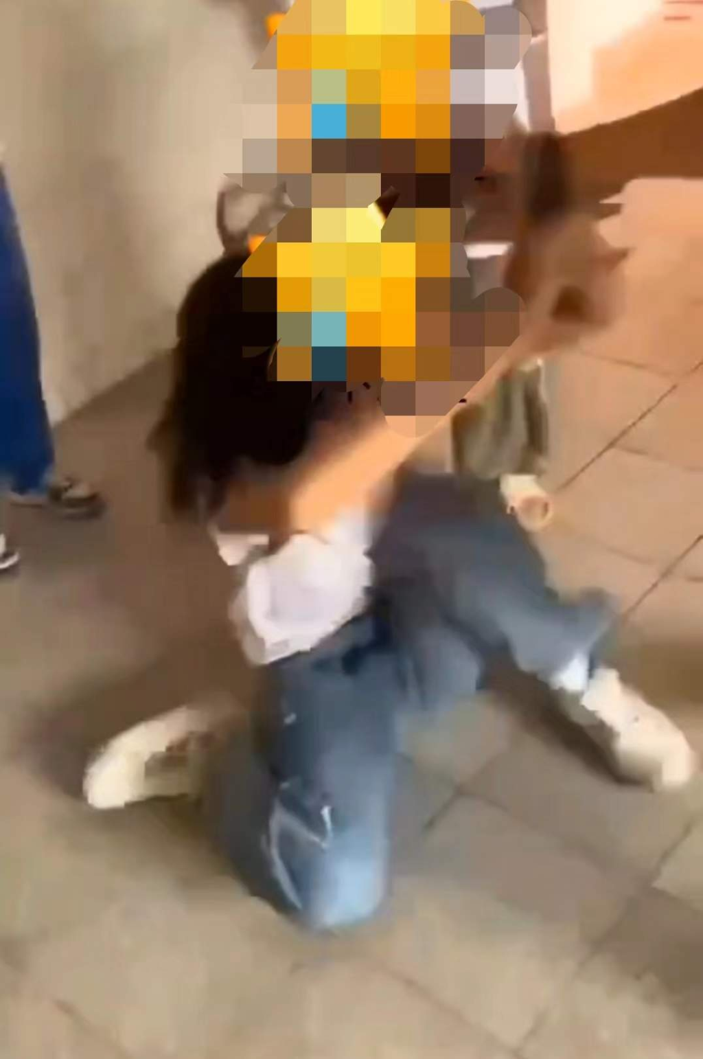 網片顯示，一名女學生被逼下跪，多名學生輪流毆打。