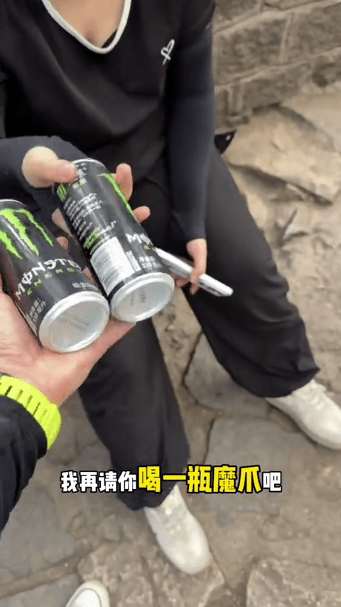 史元庭為客戶送上飲料。 史元庭為客戶送上飲料。