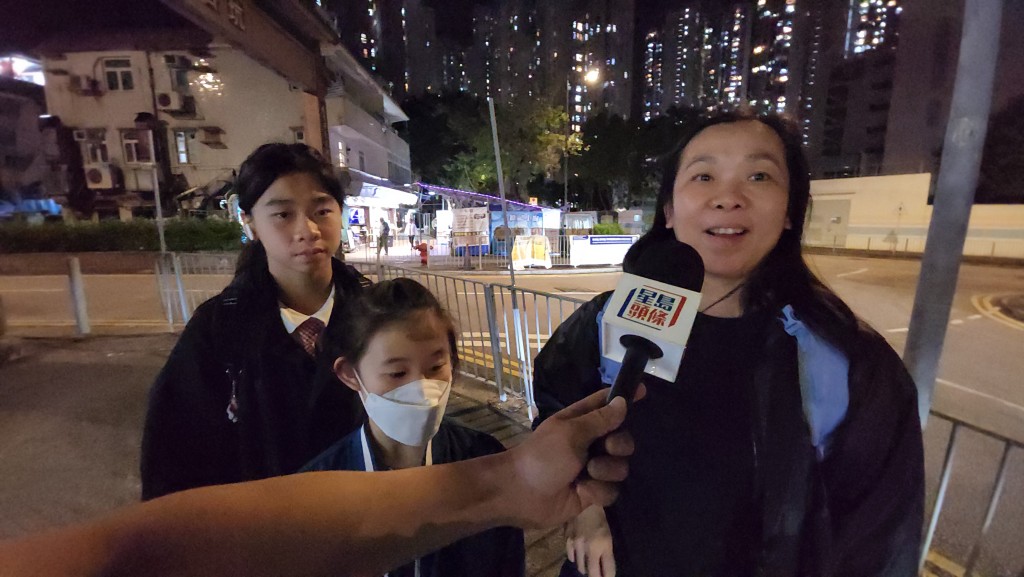市民成小姐指與子女乘搭小巴必會佩戴安全帶。黃文威攝 市民成小姐指與子女乘搭小巴必會佩戴安全帶。黃文威攝