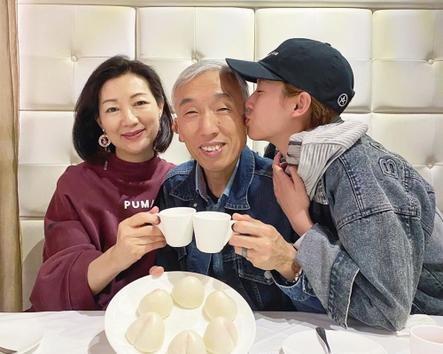 蔡思贝吻贺爸爸生日，蔡妈妈逆龄美貌够吸睛。