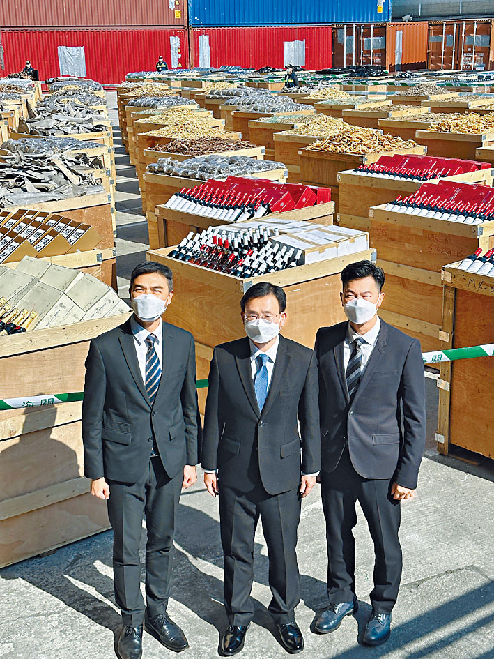 海关监督郑德喜（中）讲述案情及展示搜出货物。