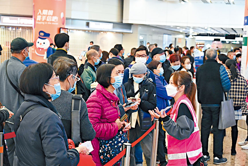 高鐵首階段開通運作暢順， 本周中期公布增加車票發售數量，車站出現買票人龍。