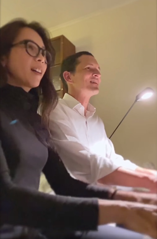 早前莫文蔚在社交網分享與丈夫Johannes四手聯彈鋼琴的短片慶祝結婚9周年。