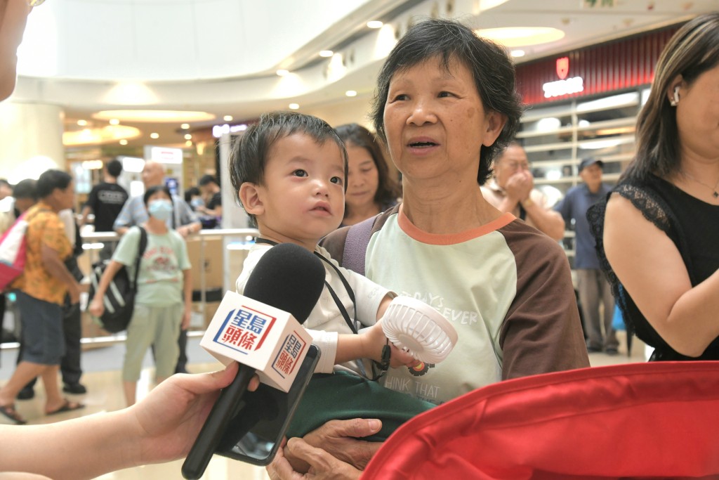 鄭婆婆帶同一歲半外孫見證閱兵儀式。 鄭婆婆帶同一歲半外孫見證閱兵儀式。