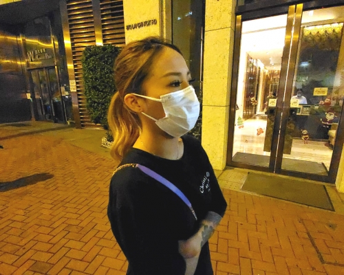 網紅蘇淼淼質疑是大廈保安開門放賊人入內。