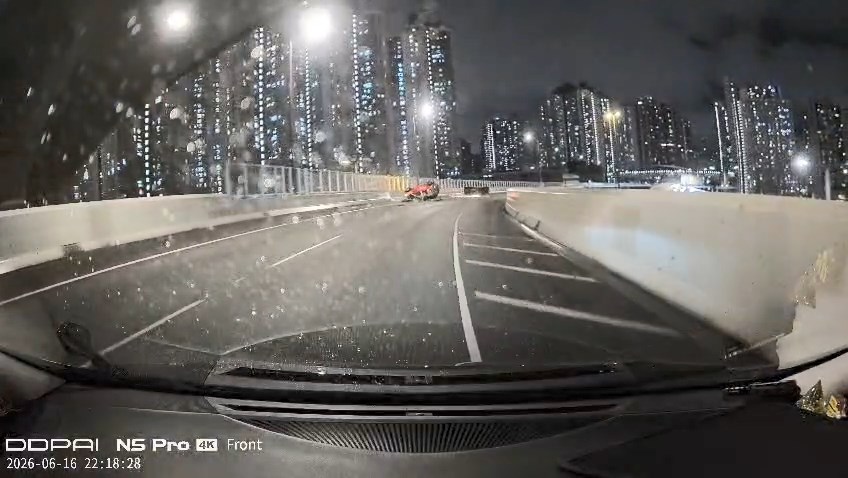 的士收掣不及撞向石壆,之後再全車凌空翻滾至少6個圈。網上片段截圖 的士收掣不及撞向石壆,之後再全車凌空翻滾至少6個圈。網上片段截圖