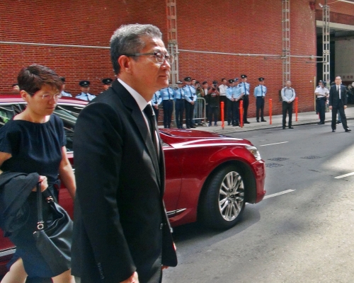 陳茂波今早出席殉職警員喪禮,乘坐紅色坐駕引起引議。