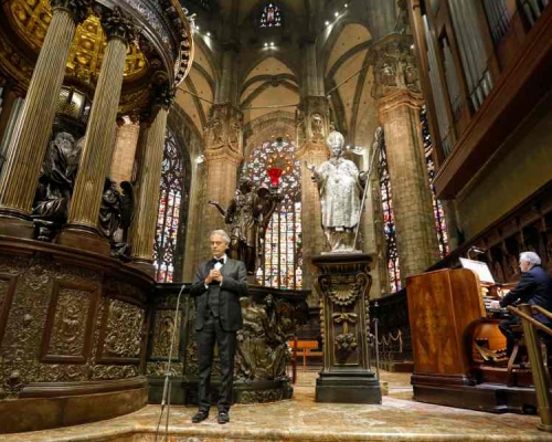 波伽利在風琴手伴奏下獨唱。AP