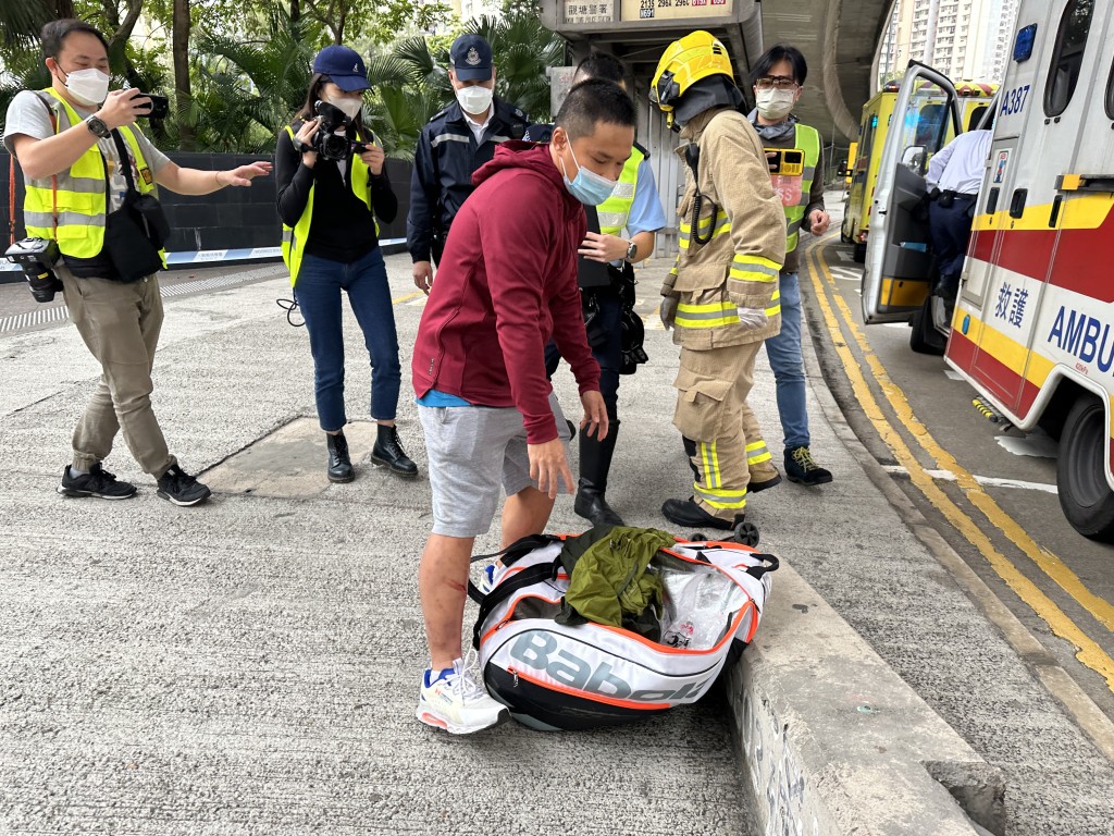 網球教練李先生協助制軚盤令小巴安全停下，救了成車人。梁國峰攝