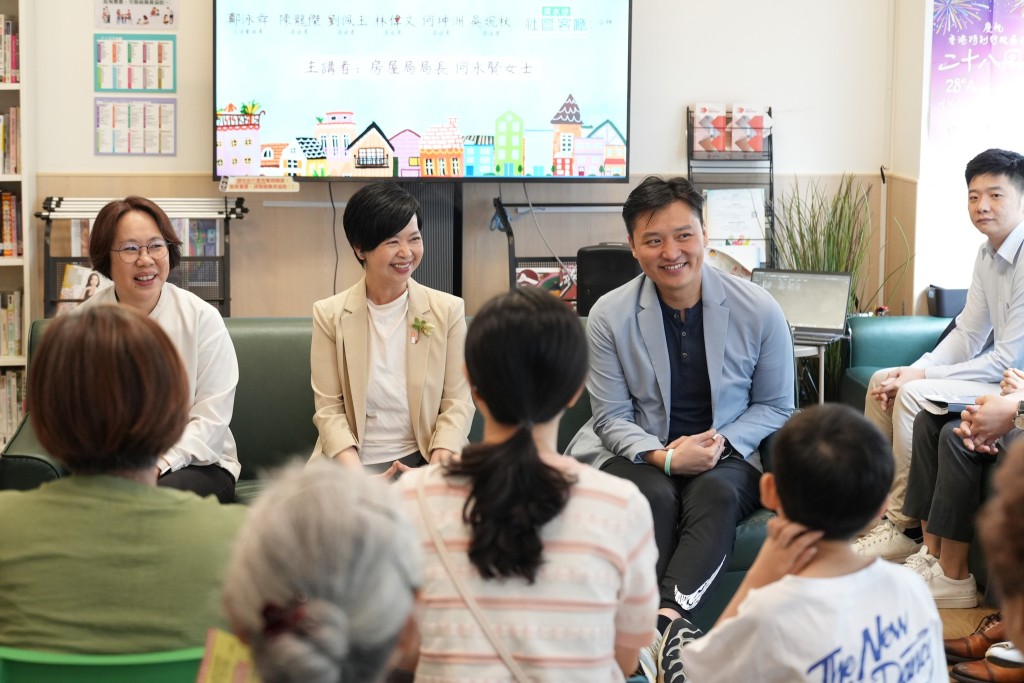 現場不少居民反映了現時的居住處境。 現場不少居民反映了現時的居住處境。