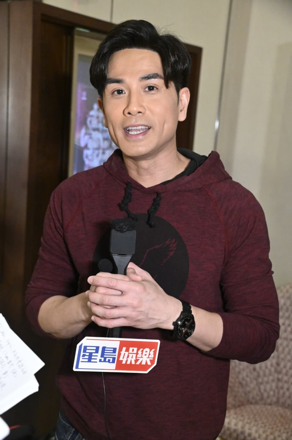 伍允龍到場後表現風騷，心情大靚的他受訪時指48歲生日過得很開心。