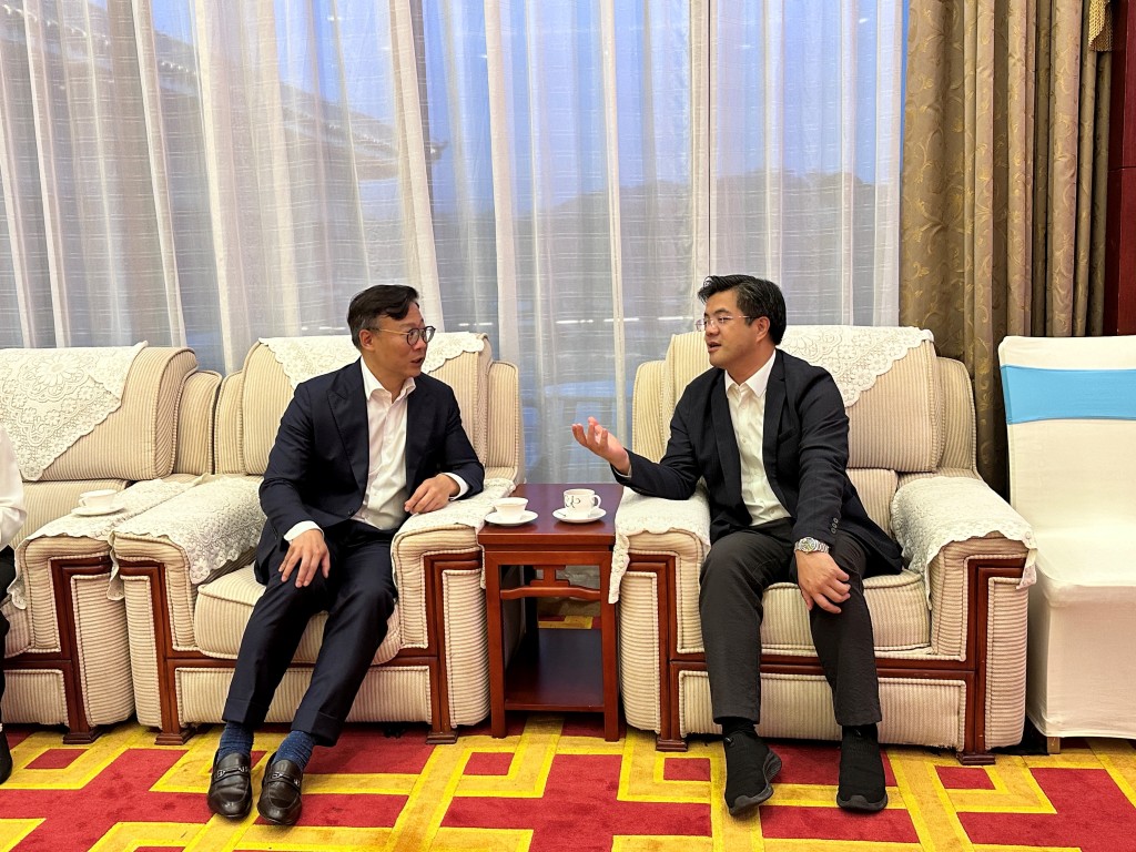 张国钧（左）与惠州市委常委、市委统战部部长赖建华（右）会面。