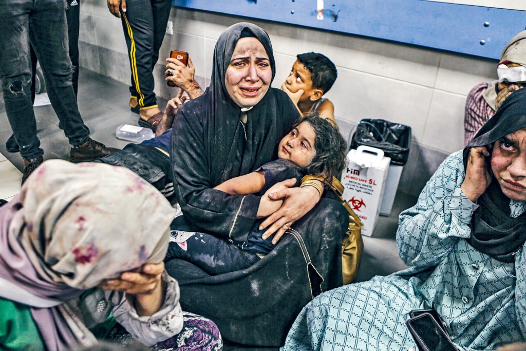加沙阿赫利阿拉伯医院被炸后，一批伤者周二移送进附近的希法医院。