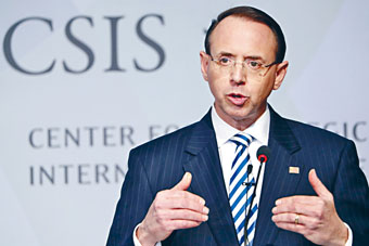 美司法部副部長羅森斯坦周一在華府智庫發表演講。