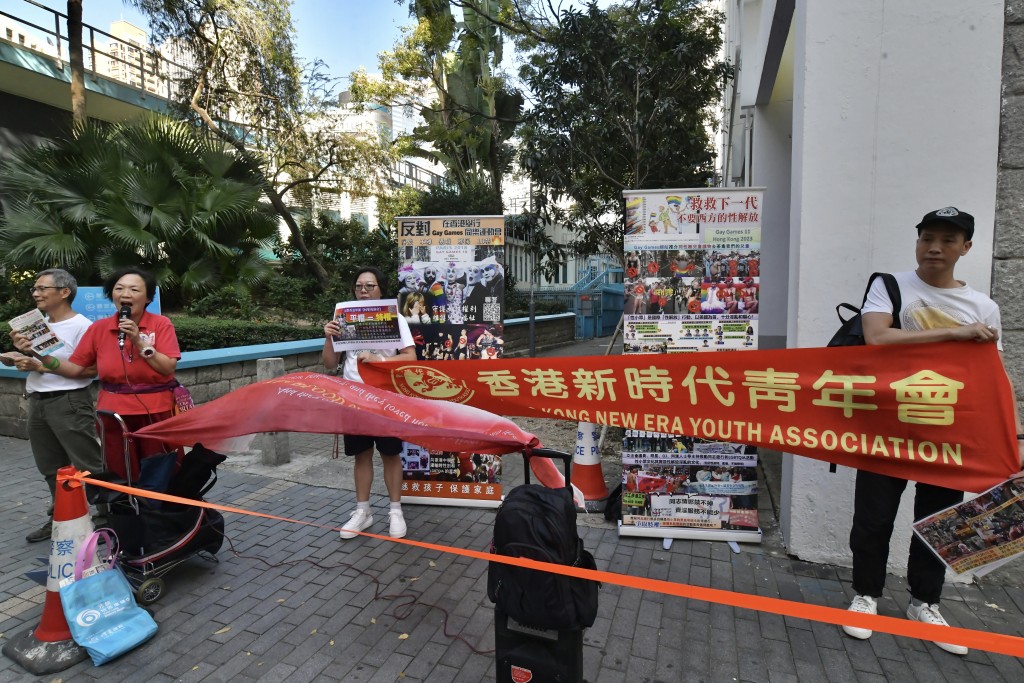 团体「香港时代青年会」在同运会开幕礼会场外集会抗议。陈极彰摄