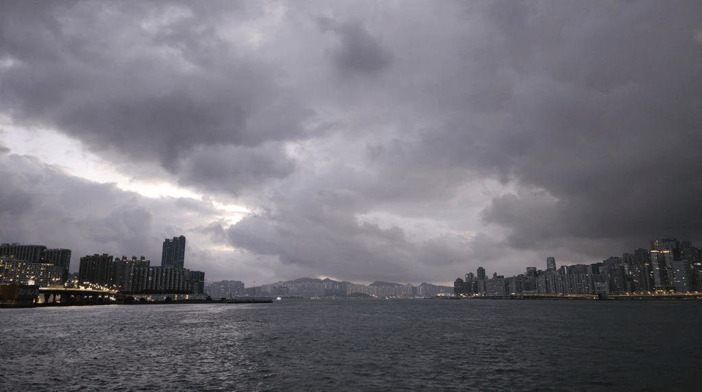 本港地区今日大致多云，有一两阵骤雨。黎志伟摄