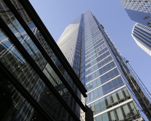 當局封鎖下面部分行人路,並下令大廈管理公司提交報告。AP
