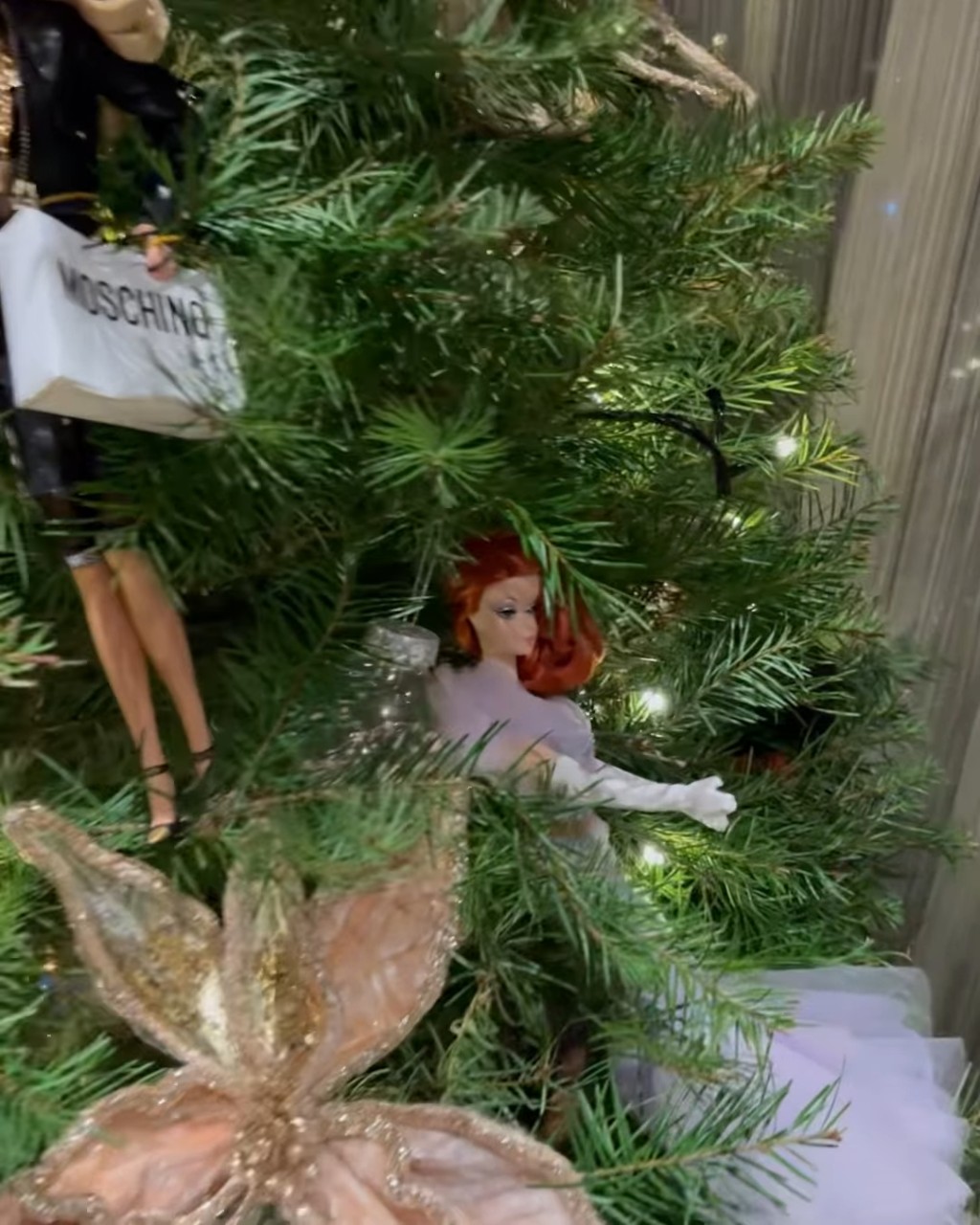 顾纪筠将大量特别版Barbie挂在圣诞树上。