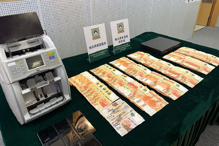 司警在食店搜出160萬港元現金。