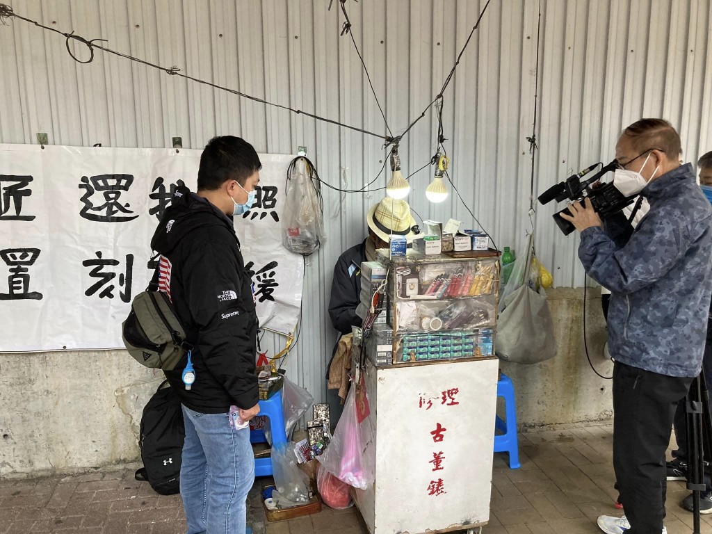 盛叔在观塘裕民坊重建期间，在地盘外不同位置摆档求存。(活在观塘图片)