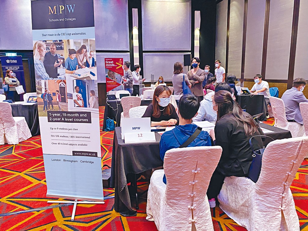 有升學專家指，BNO「5+1」簽證計畫吸引不少港人帶同子女移民英國，令入讀私校的港生人數大幅上升。