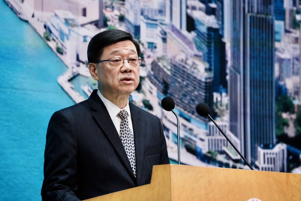 李家超表示，政府對油價變化不敢抱以幻想，會動態調校措施。汪旭峰攝