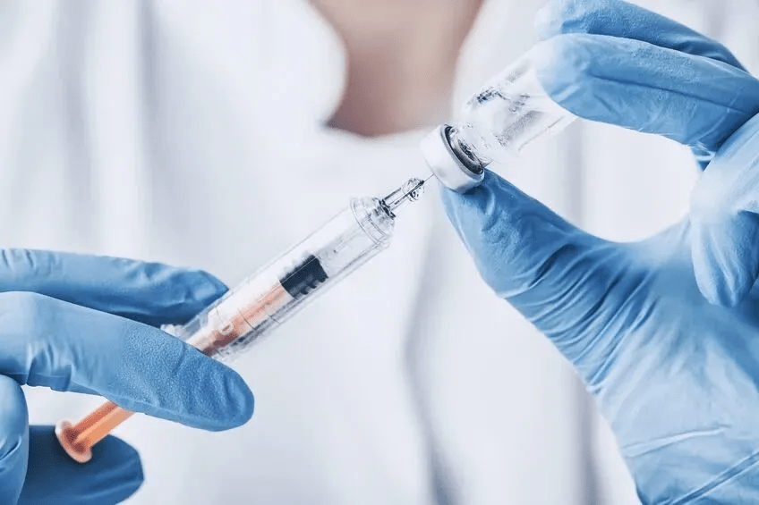 医生指接种流感疫苗是预防流感最有效的手段。