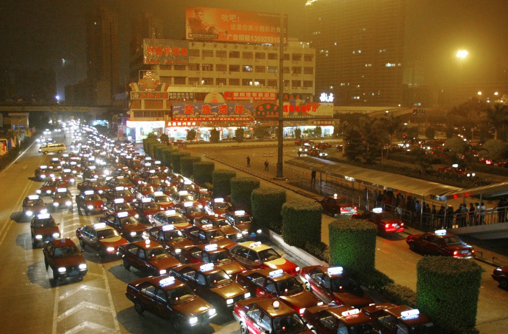 中港全日通關第一晚，皇崗口岸的士站即出現「車海人龍」的墟冚場面。資料圖片