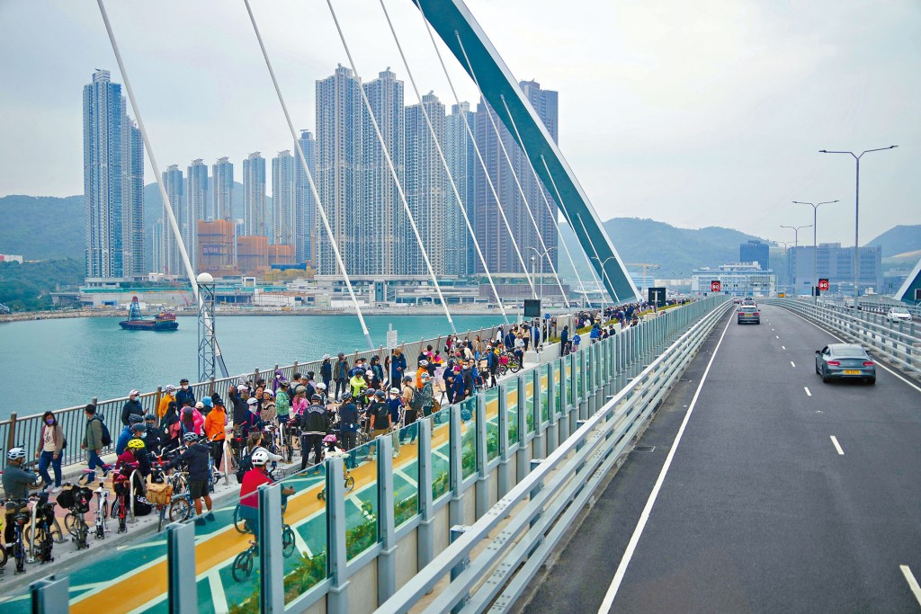 將軍澳跨灣大橋成新景點，大批市民湧至見證歷史時刻。