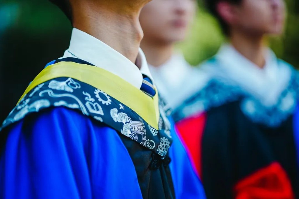北京科技大學準備了專屬學位服供畢業生免費使用。學士、碩士、博士學位服分別以黑色、藍色、紅色為底色。