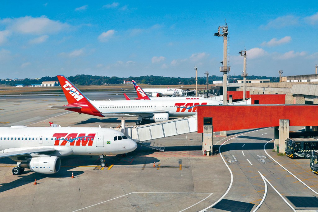 受到疫情影響，南美航空客機閒置巴西聖保羅附近的國際機場。