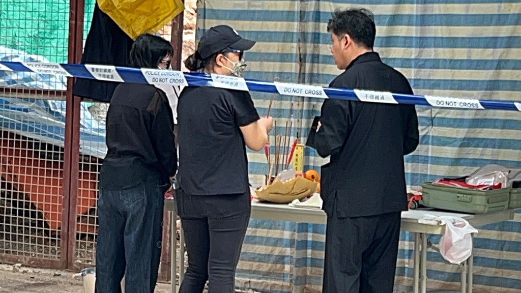 死者胞姊與阿姨在場拜祭。蔡楚輝攝 死者胞姊與阿姨在場拜祭。蔡楚輝攝