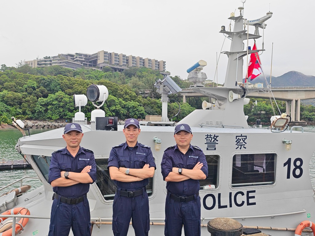 水警西分區近岸巡邏小隊警署警長鄭兆忠(中),警長曾威(左)及高級警員王志深(右)分享拯救過程。 水警西分區近岸巡邏小隊警署警長鄭兆忠(中),警長曾威(左)及高級警員王志深(右)分享拯救過程。