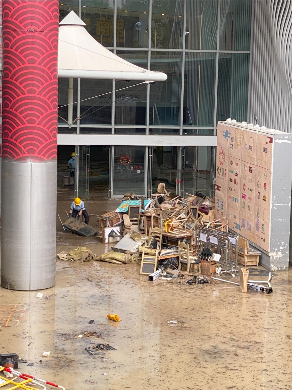 暴雨造成洪水大量涌入黄大仙中心北馆，事后满目疮痍。(黄大仙区友FB)