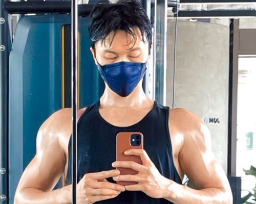 王浩信大晒做gym爆肌照。